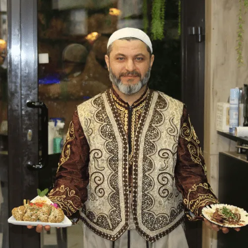 Inhaber Al-Shami mit Speisen