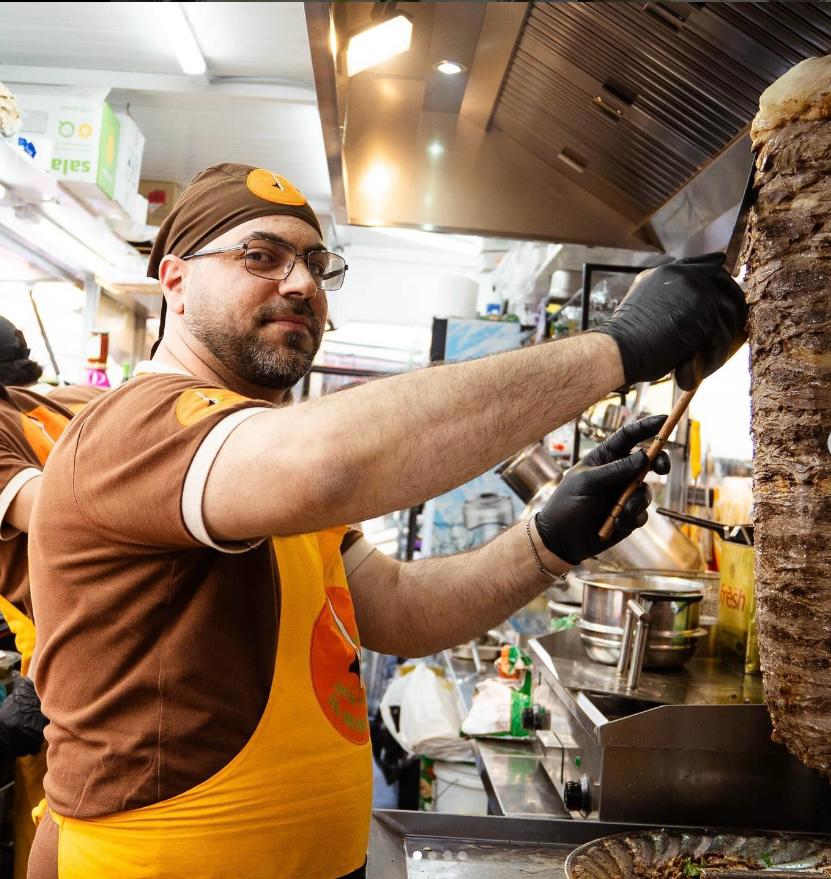 Inhaber Al-Shami mit Speisen